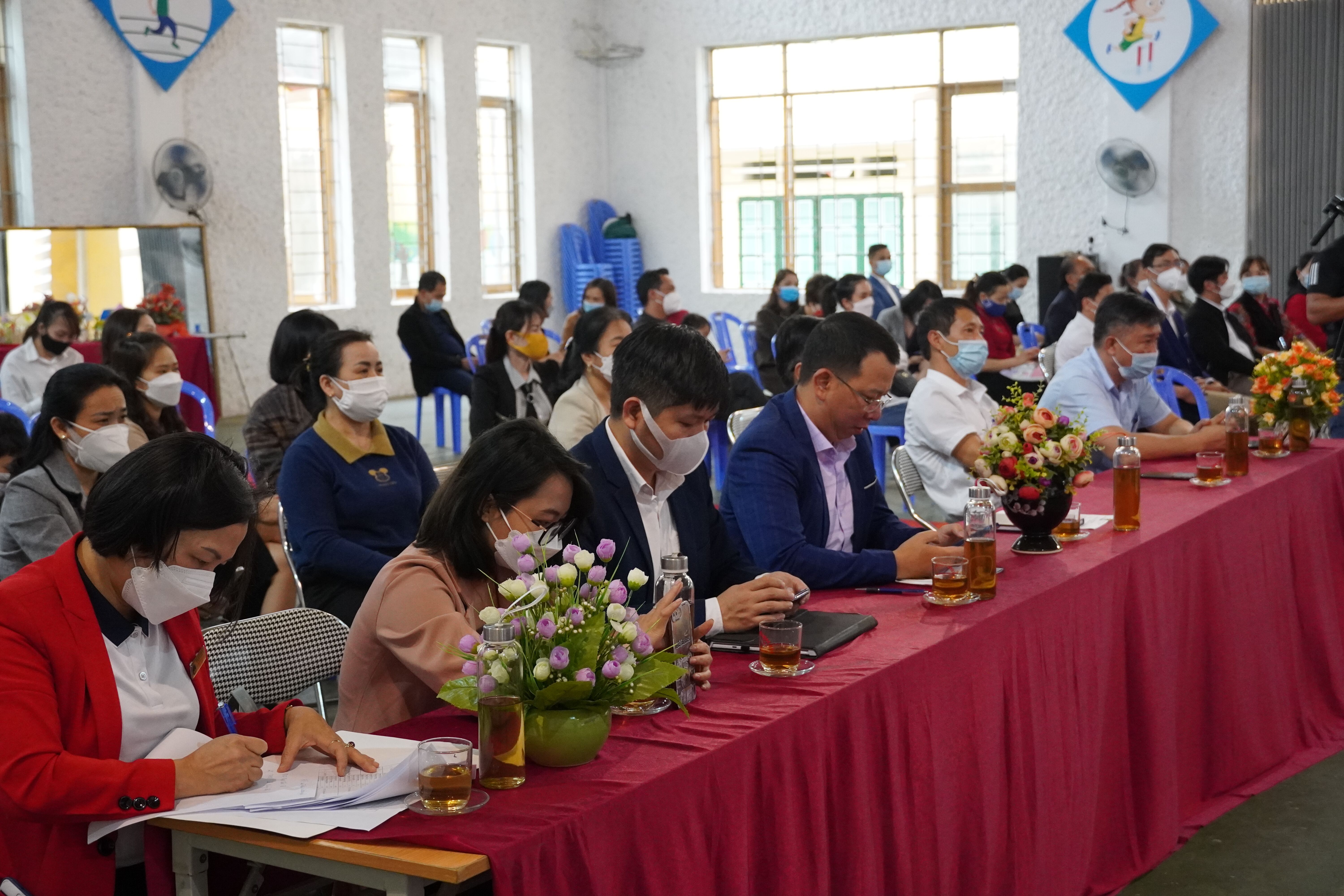 Các nhà giáo, cán bộ, đại diện CoderZ tại Việt Nam tham dự buổi lễ.