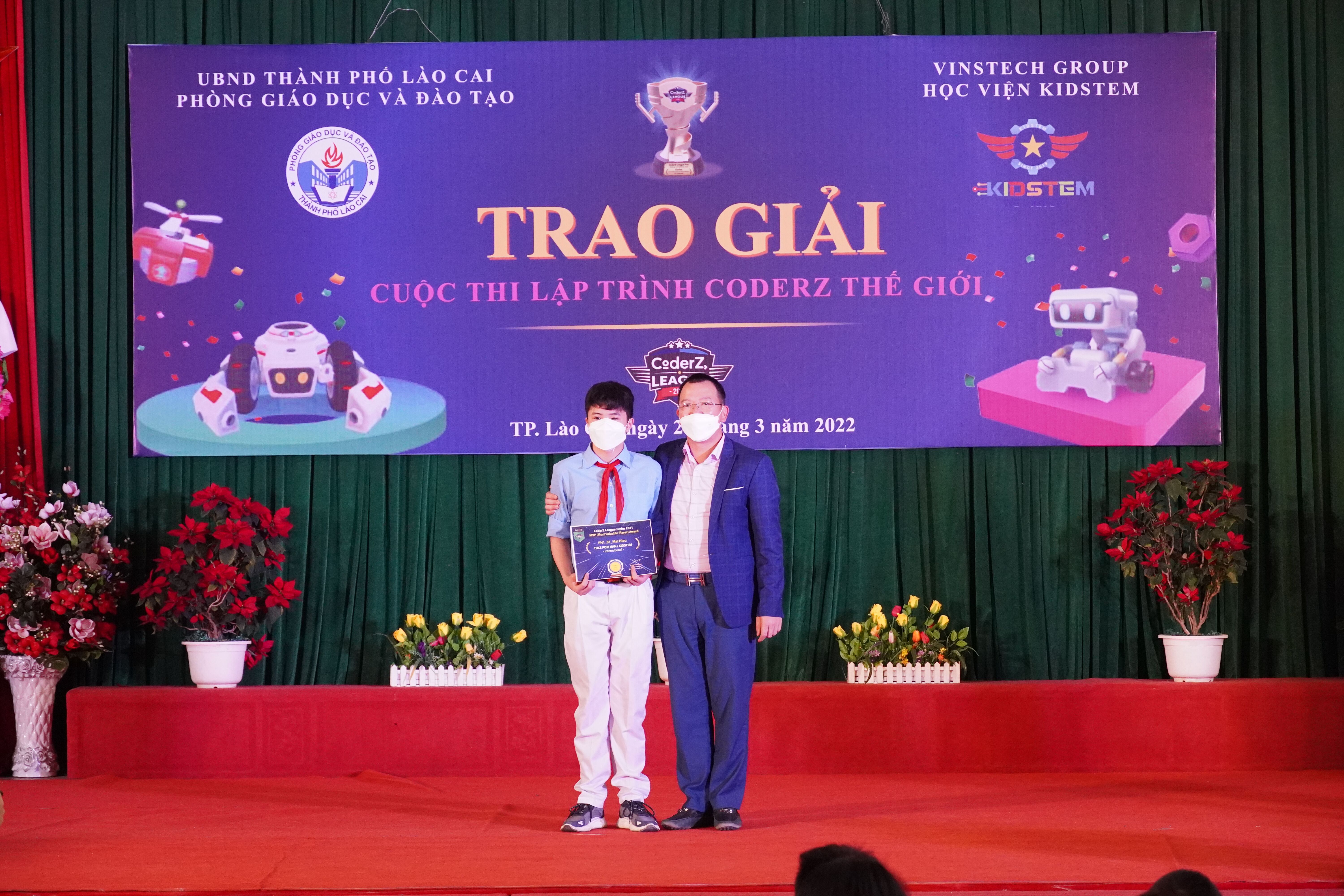 Em Mai Công Hiếu học sinh lớp 8 trường THCS Pom Hán là thí sinh xuất sắc nhất thế giới.