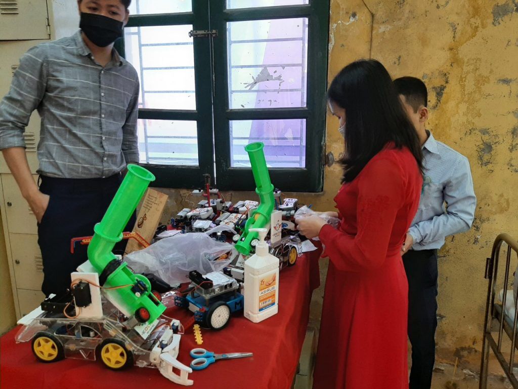công tác chuẩn bị trải nghiệm STEM ROBOTICS.